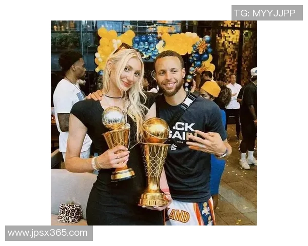 库里公开支持女篮运动引发球迷热议